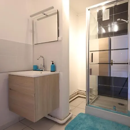 Large Bright Apt In A Quiet Area In Apartment