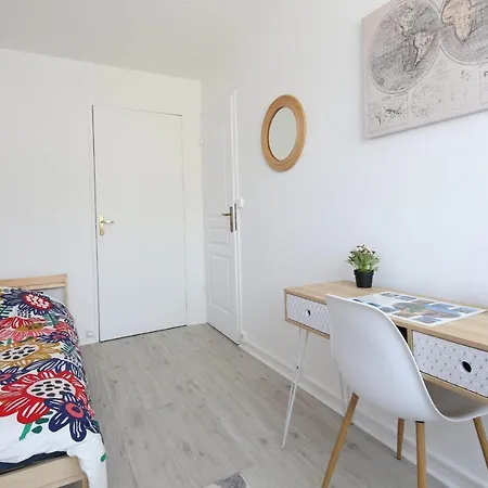 Apartment Large Bright Apt In A Quiet Area In