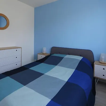 Apartment Large Bright Apt In A Quiet Area In