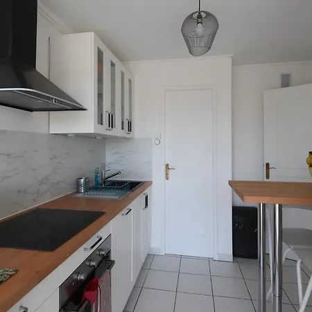 Large Bright Apt In A Quiet Area In Apartment